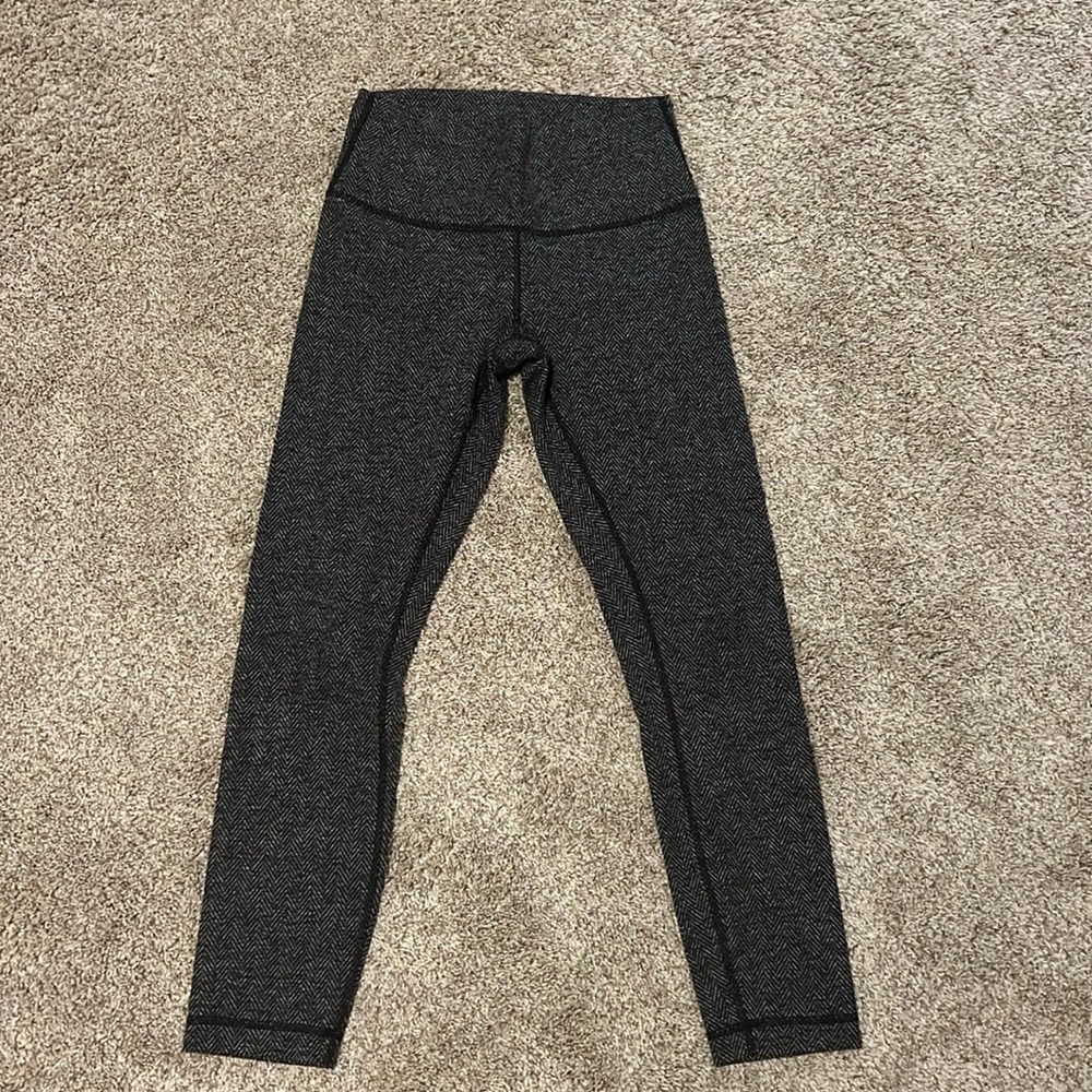 Lululemon Leggings. Grey/Black Pattern. Size 6